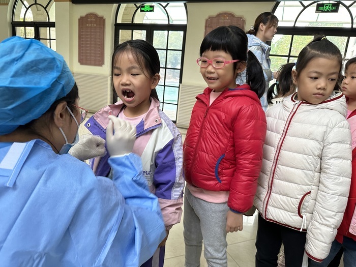 历下区百合幼教集团开展幼儿涂氟护牙活动