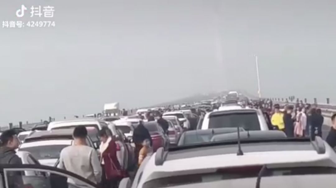 胶州湾大桥变停车场、高速堵到发红 躺在家的人偷着乐吧