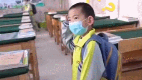 萌娃忘记班级大哭，连班主任在面前都没认出来！网友大呼“太可爱了”！