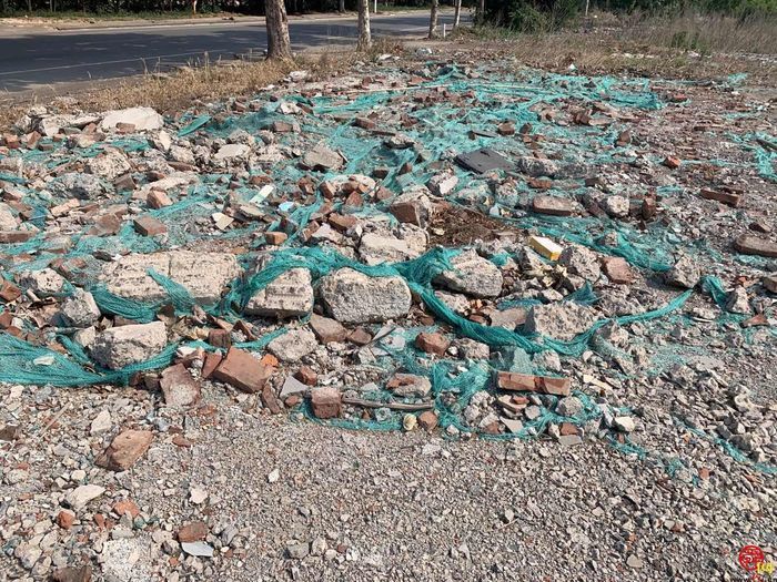 【啄木鸟在行动】章丘区卫国铝塑门窗附近建筑垃圾覆盖不全