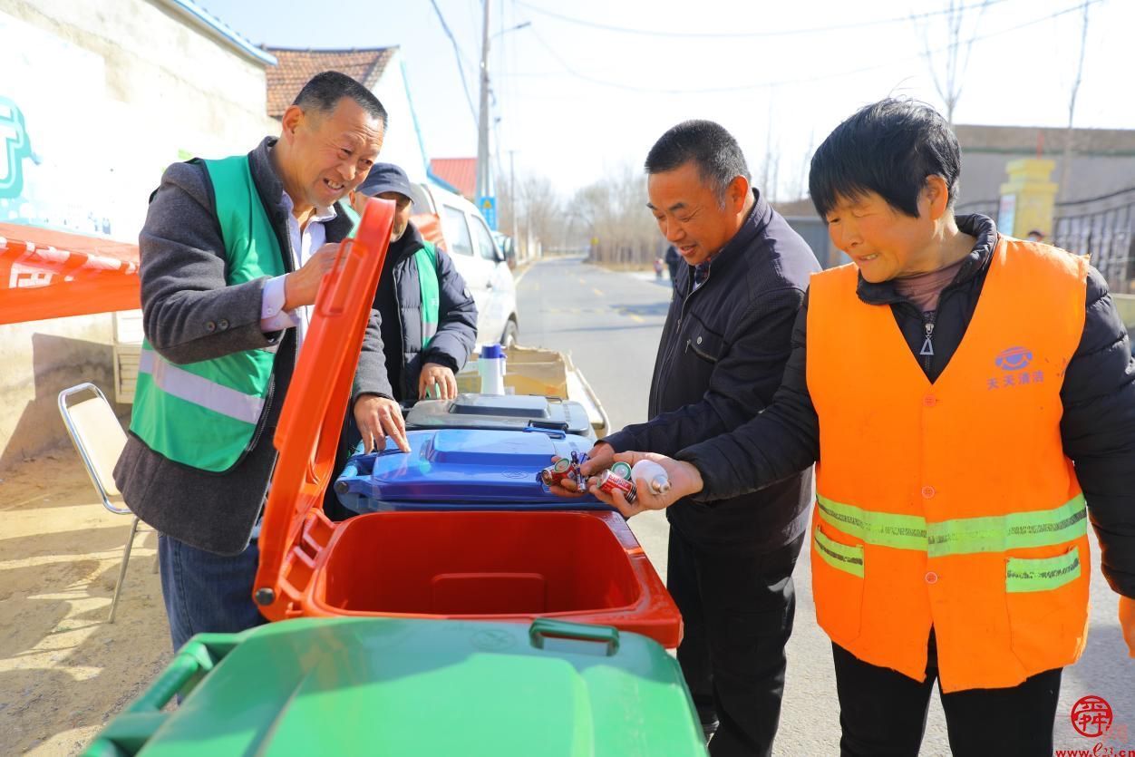 起步区孙耿街道开展有害垃圾收集宣传活动