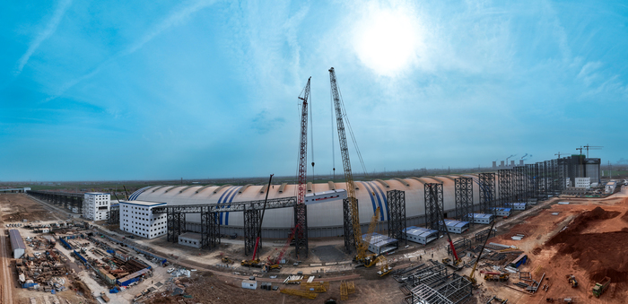 邹平货运铁路专用线货场9#栈桥开启整体吊装施工