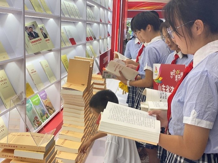 思政课走进书博会 中小学生现场感受“书香中华”