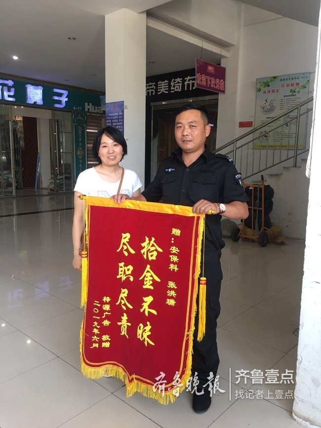 保安员拿车钥匙，连试了几十辆车，这是在干吗？