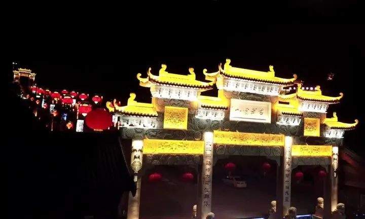 “脚尖贴脚后跟”！游客9块9夜爬古武当山被挤爆