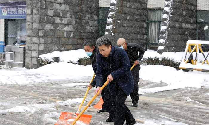 立冬迎初雪，济南护理职业学院师生全员扫雪除冰保出行