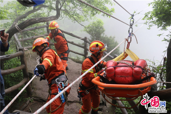【追梦火焰蓝】游客遇险，危崖峭壁难施救？张家界消防打造山岳救援专业队