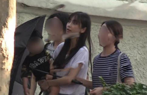 Baby素颜带娃出街，黄晓明父母全程陪伴，与公婆相处默契