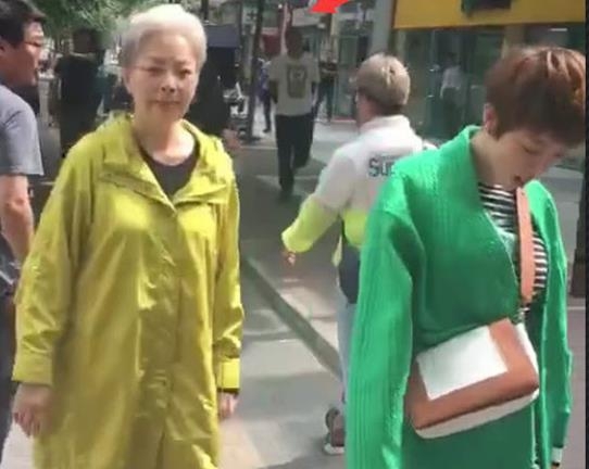 组图：宋丹丹画风突变满头白发现身街头 请路人吃冰棍十分亲和