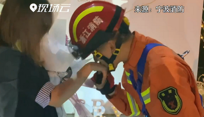 消防员专有浪漫！抗洪归来消防员高空索降求婚 网友：好甜好甜，祝幸福