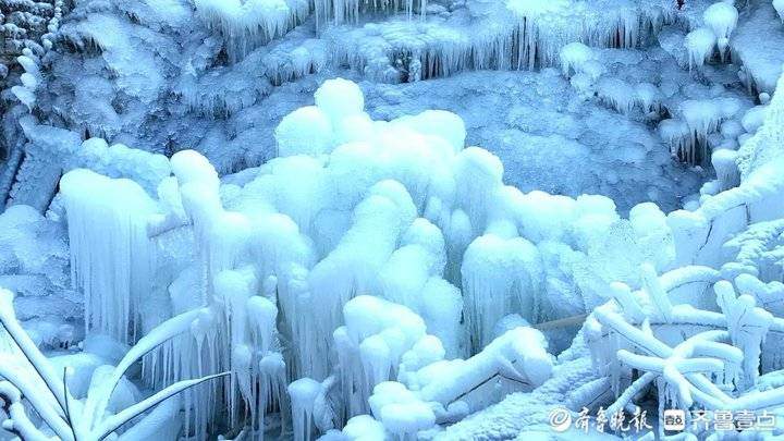 济南南部山区再现梦幻冰瀑大世界，美如龙宫般绚烂