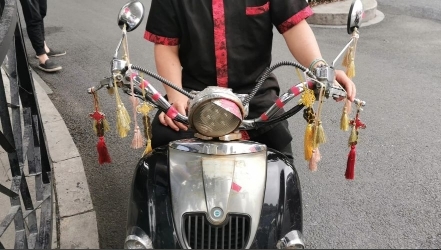 杭州小伙骑车闯红灯被拦下 一年不见，车上的东西又多了