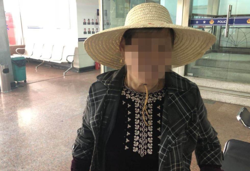 瞬间就懵了!七旬老太直接坐进小伙车里 开口就要钱后结局反转