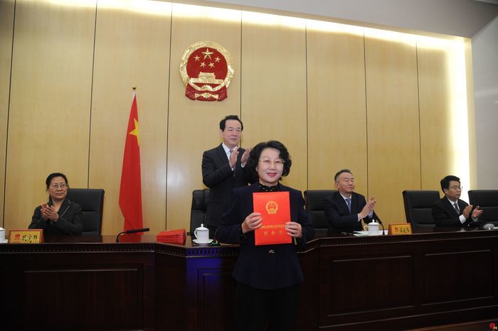 市人大常委会举行新任命人员颁发任命书和宪法宣誓仪式