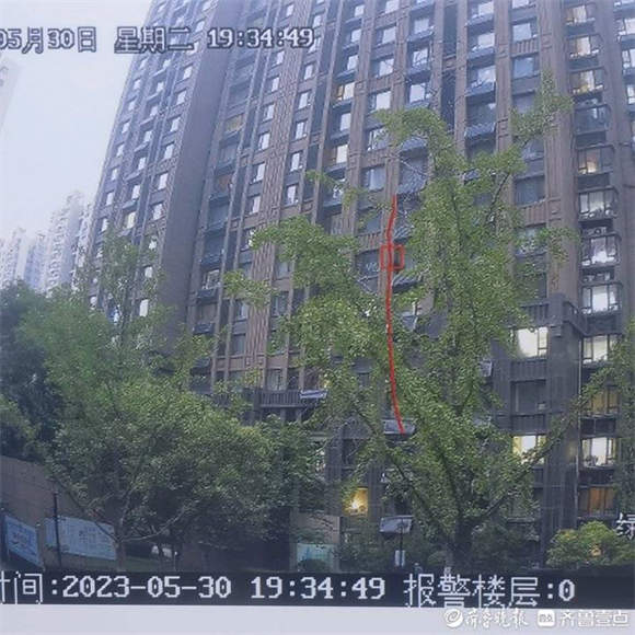 治理高空抛物，济南这个小区出新招，十几个AI摄像头“朝天”