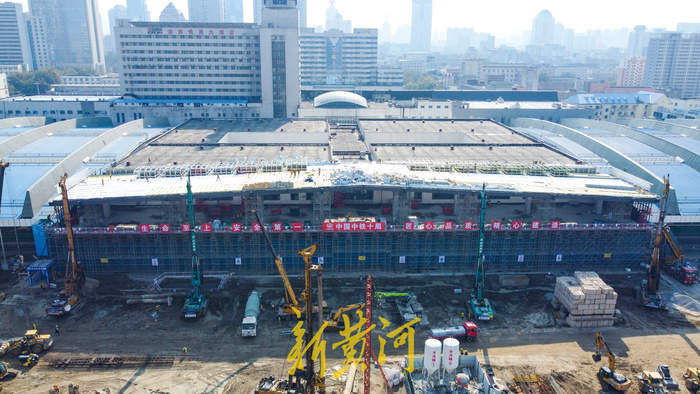 济南火车站北侧开建站台新雨棚