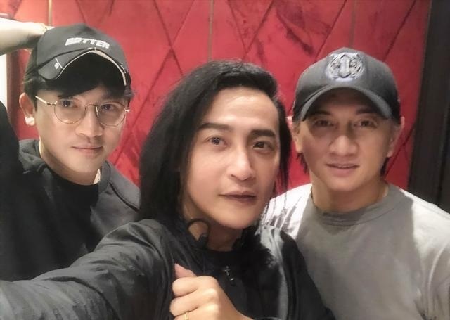 气质颓废！陈志朋机场造型神似犀利哥，名牌包背成地摊货