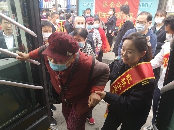 走，记者带你去看——济南公交的色彩变“幻”