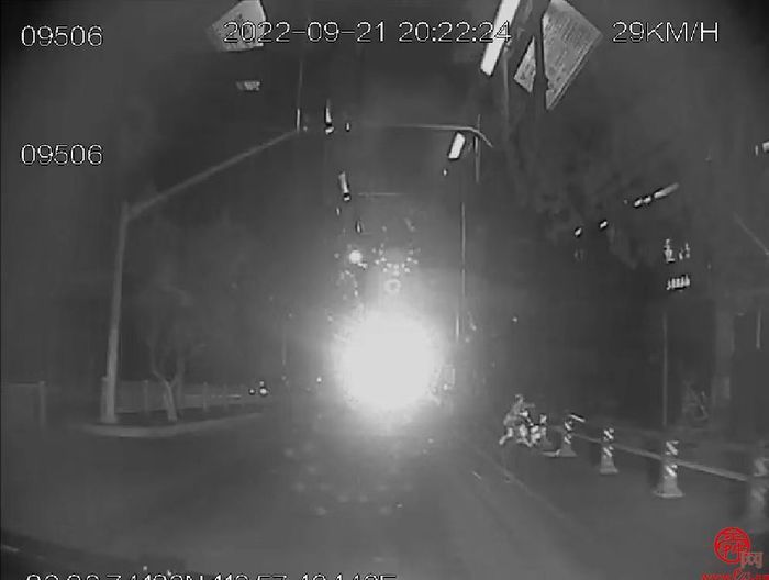 女子逆行骑车摇晃摔倒 济南公交驾驶员时刻警惕保安全