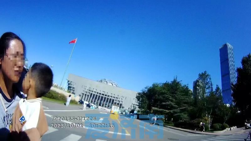 急！外地游客孩子胳膊脱臼，济南交警“狂飙”6分钟护送就医