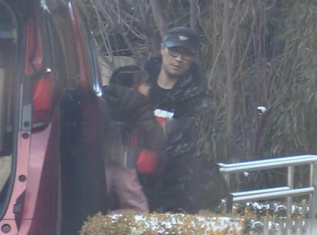 章子怡被曝回国坐月子，汪峰携女儿醒醒探望