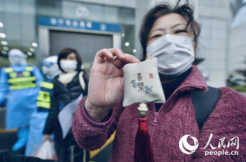 “表情包”“比心”向“方舱”告别