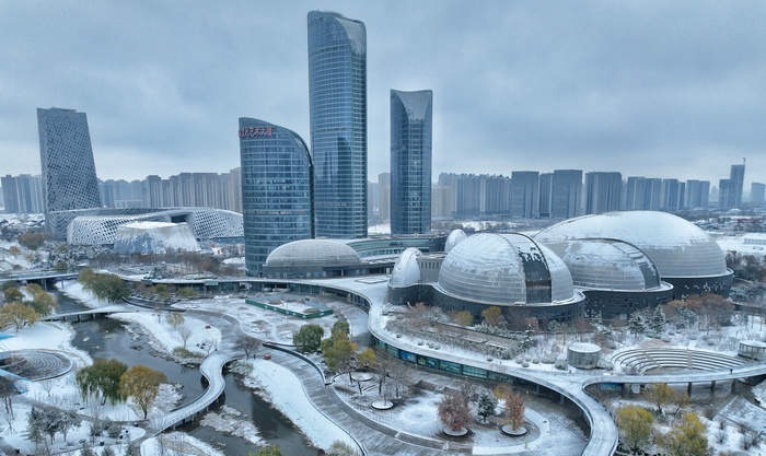 腊山河公园变身冰雪世界