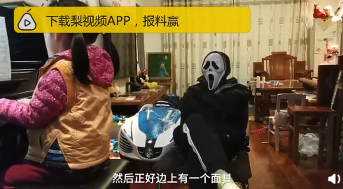想换个聪明点的粑粑！亲爹戴鬼面具监督女儿练琴：不督促哪有成果？