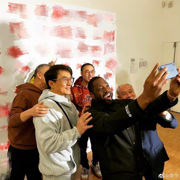 爱李宁的第11年!成龙巴黎跨界走秀 韦德手长优势自拍来加分