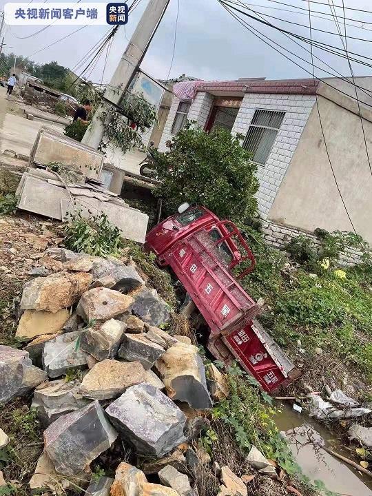 江苏徐州铜山区两镇遭遇大雨、龙卷风袭击 已致12人受伤