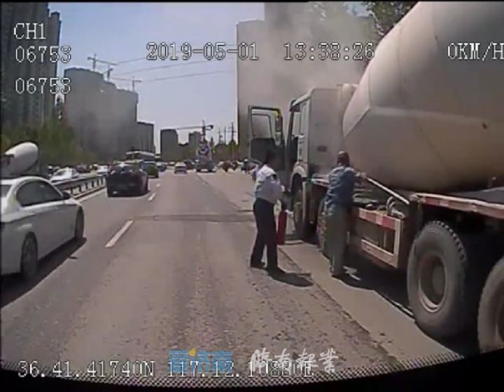 罐车突燃！紧急时刻，驾驶员提着灭火器冲向前