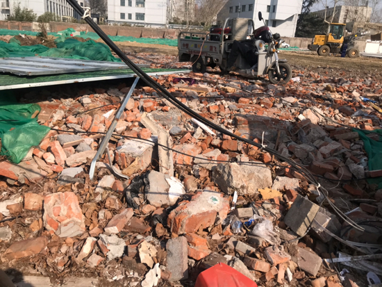 【啄木鸟在行动】天桥区无影山东路附近有渣土露天堆放未覆盖