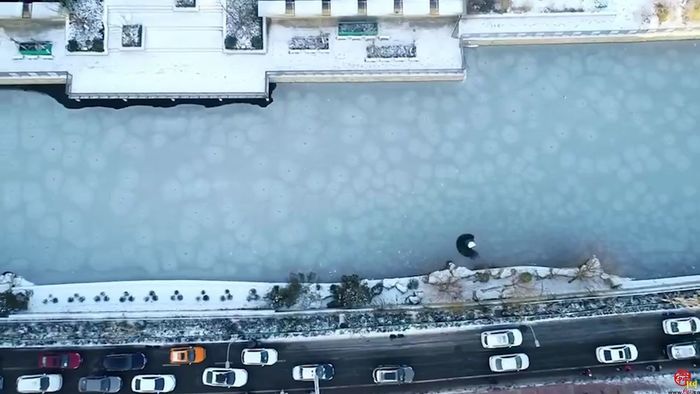 【飞阅泉城】冰河入画 兴济河河道宛如显微镜下微观世界