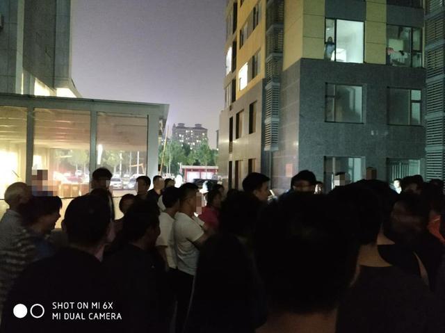 愤怒了！潍坊一小区百名业主深夜开推土机拆除违章建筑