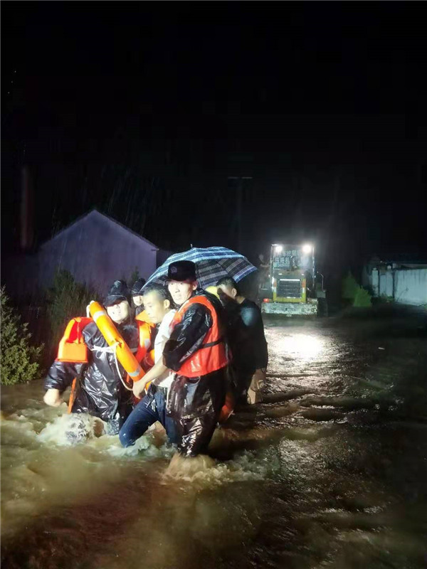 迎战“利奇马” 逆风英雄守护千家万户安全