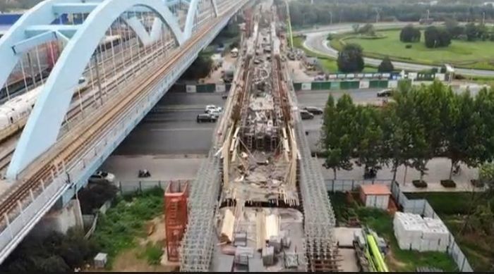 济郑高铁跨越经十西路连续槽型梁加速施工