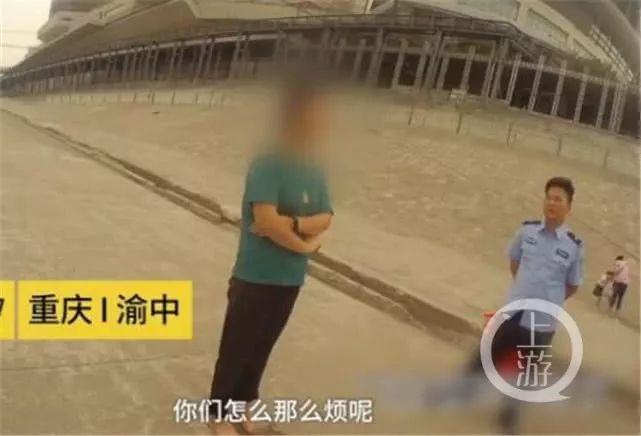 民警救起落水女子却发生意外一幕，他说“真的不委屈”……