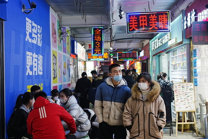 环联夜市恢复营业首日，小吃街烟火气升腾