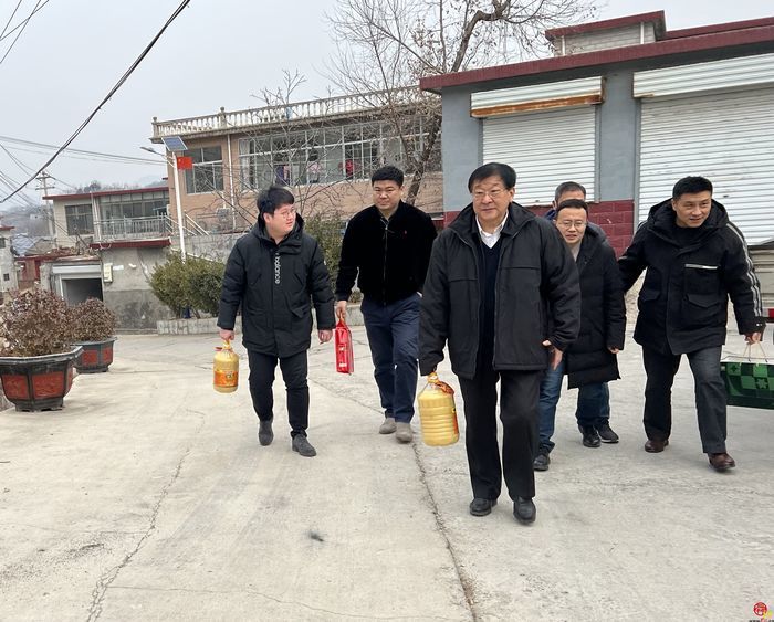 济南市交通局到南山区柳埠涝峪村走访困难党员群众