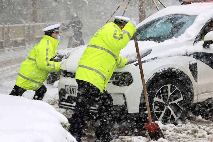 初雪暖情 槐荫区战风雪的温暖瞬间