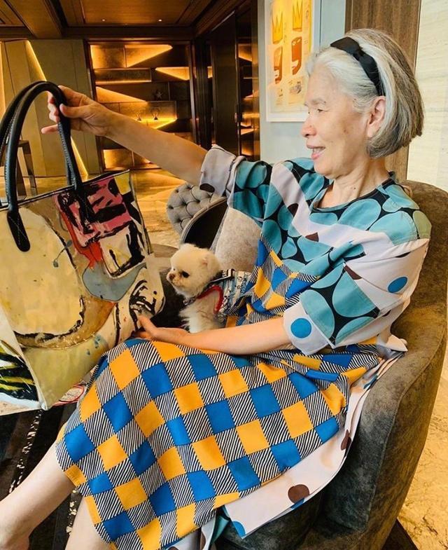 周杰伦妈妈好会穿|冲上热搜！周杰伦妈妈好会穿 完全可以走秀场了！