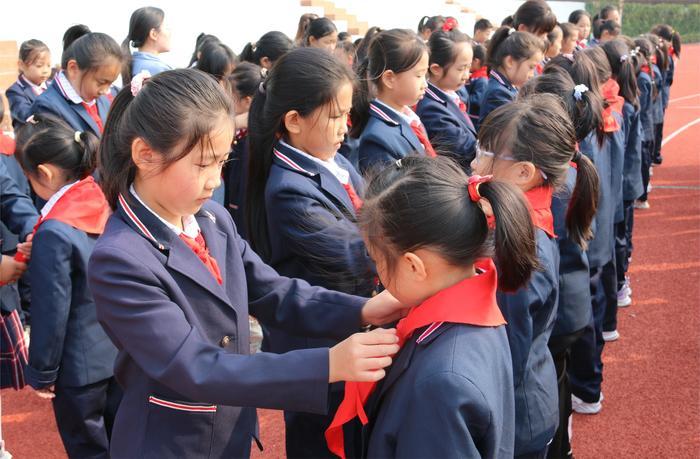 红领巾心向党，友谊小学开展建队节活动