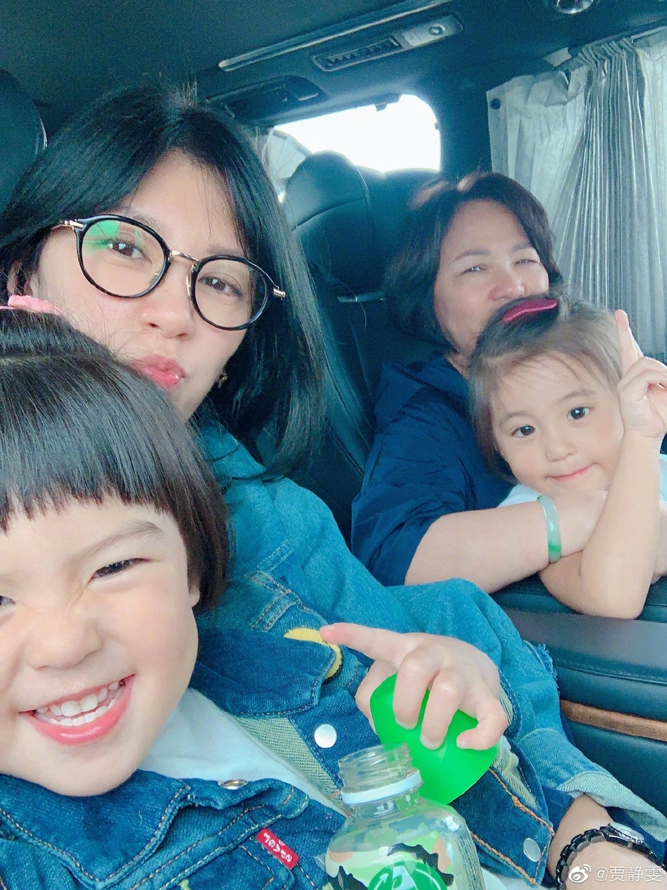 贾静雯母女同框游迪士尼 做鬼脸自拍温馨又搞笑