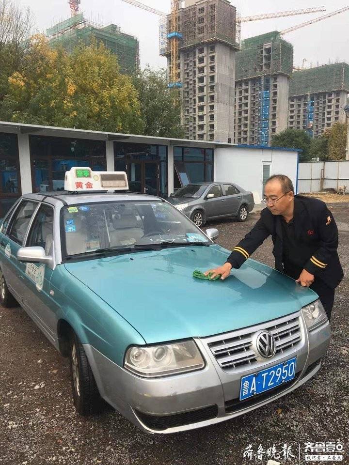 女子吞下32片安眠药，热心的哥发现后及时送医并垫付医药费