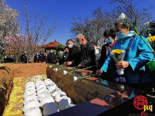 清明前夕济南30位逝者以生态花坛葬方式长眠山间