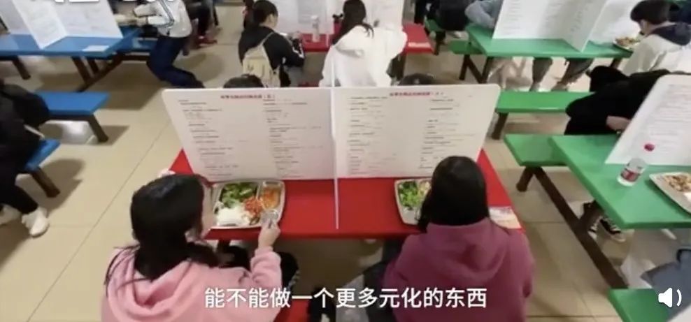 【硬核防疫】把手撒开！老师拿大喇叭喊话学生保持一米距离