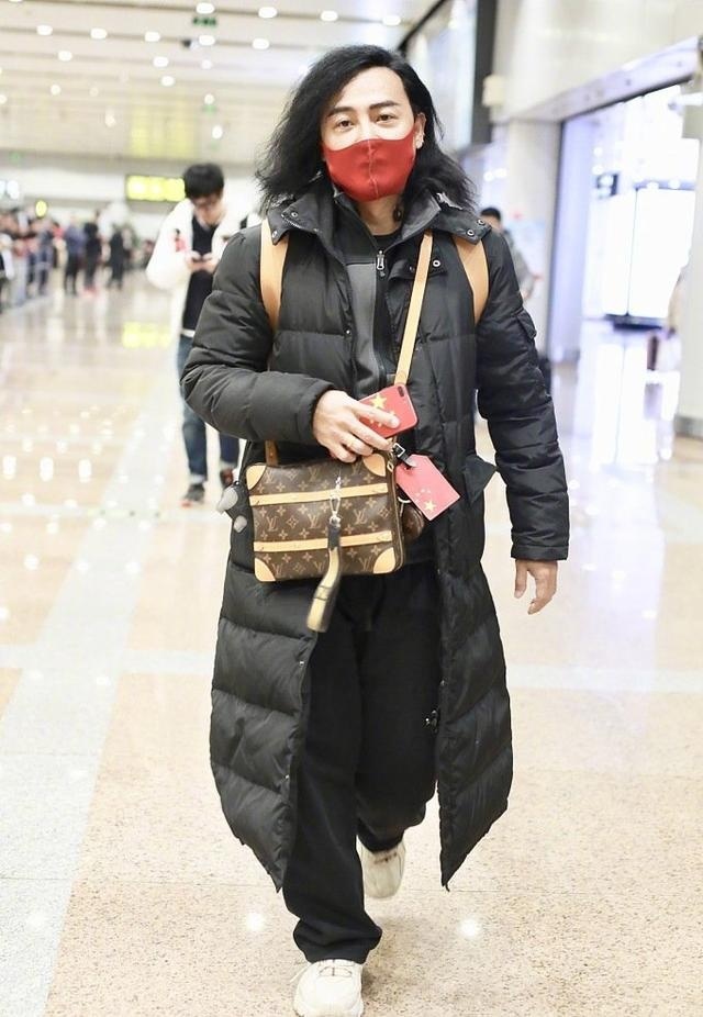 气质颓废！陈志朋机场造型神似犀利哥，名牌包背成地摊货