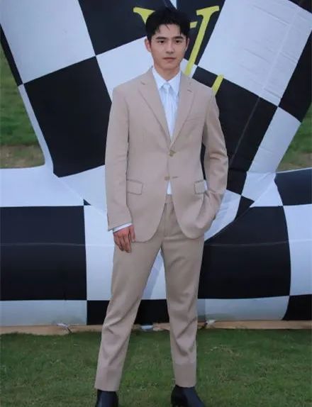 奚梦瑶产后首次公开亮相|LV大秀明星生图:奚梦瑶产后首次公开亮相脸浮肿,热巴显老朱一龙瘦成竿