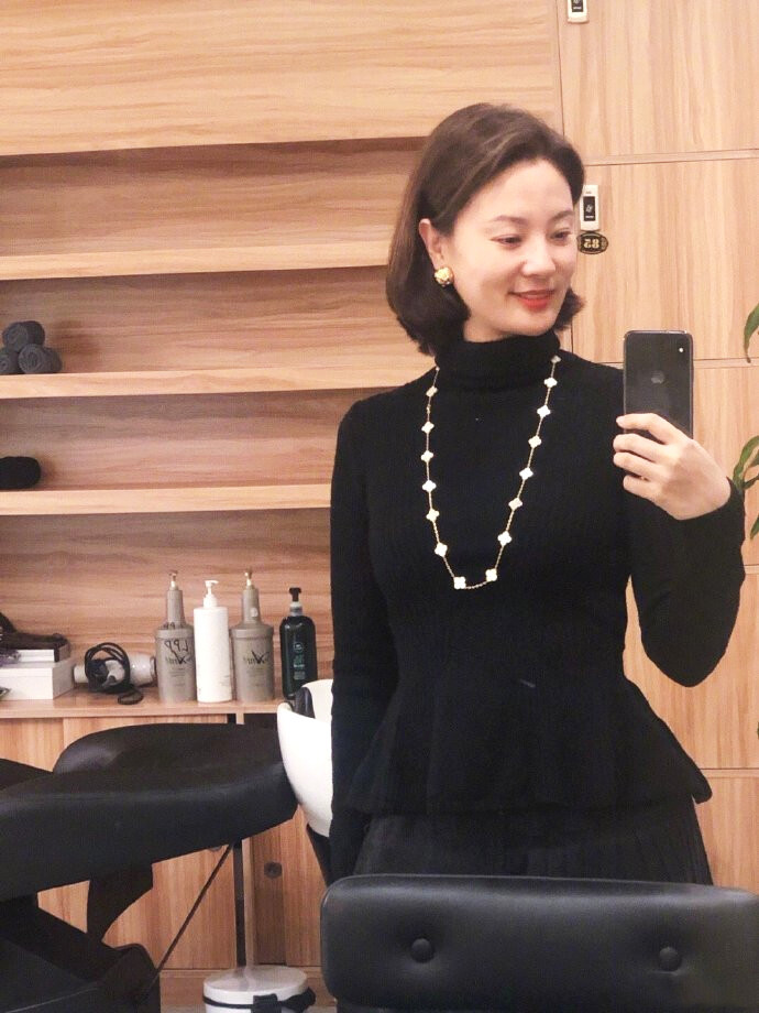 央视主持人刘芳菲短发近照曝光，端庄优雅气质好