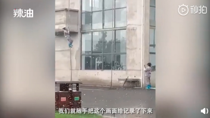 特警基地保洁阿姨轻松爬攀楼绳|扫地僧！特警基地保洁阿姨轻松爬攀楼绳